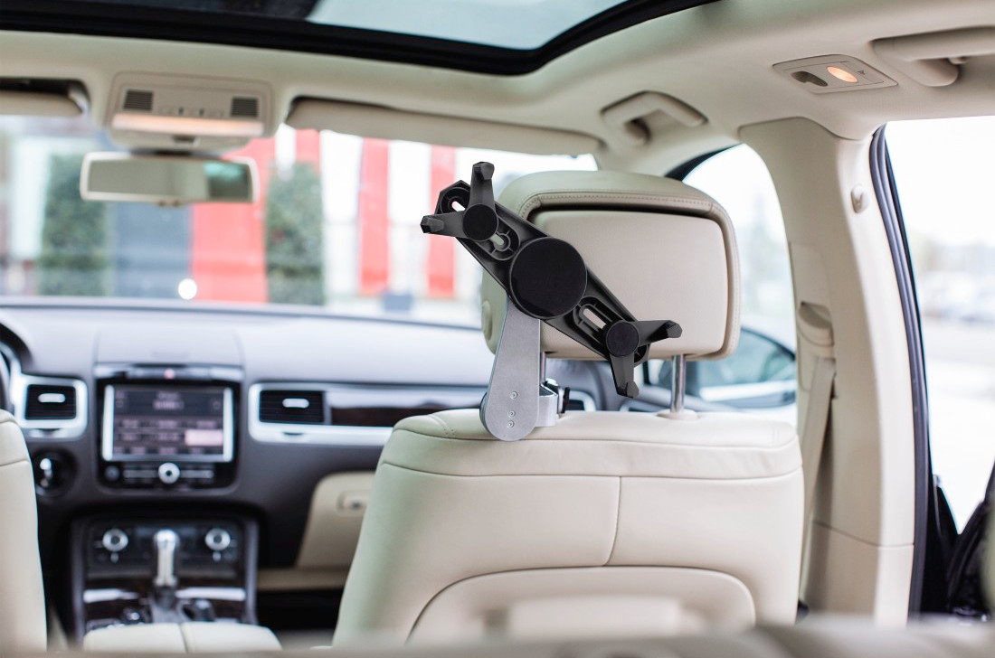 Intérieur de voiture avec un support de tablette fixé à l'appuie-tête.
