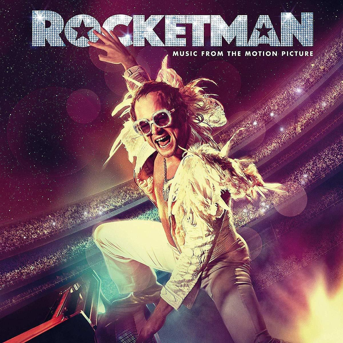 Filmposter mit Elton John mit Sonnenbrille und Flügeln. Der Titel ist "Rocketman".