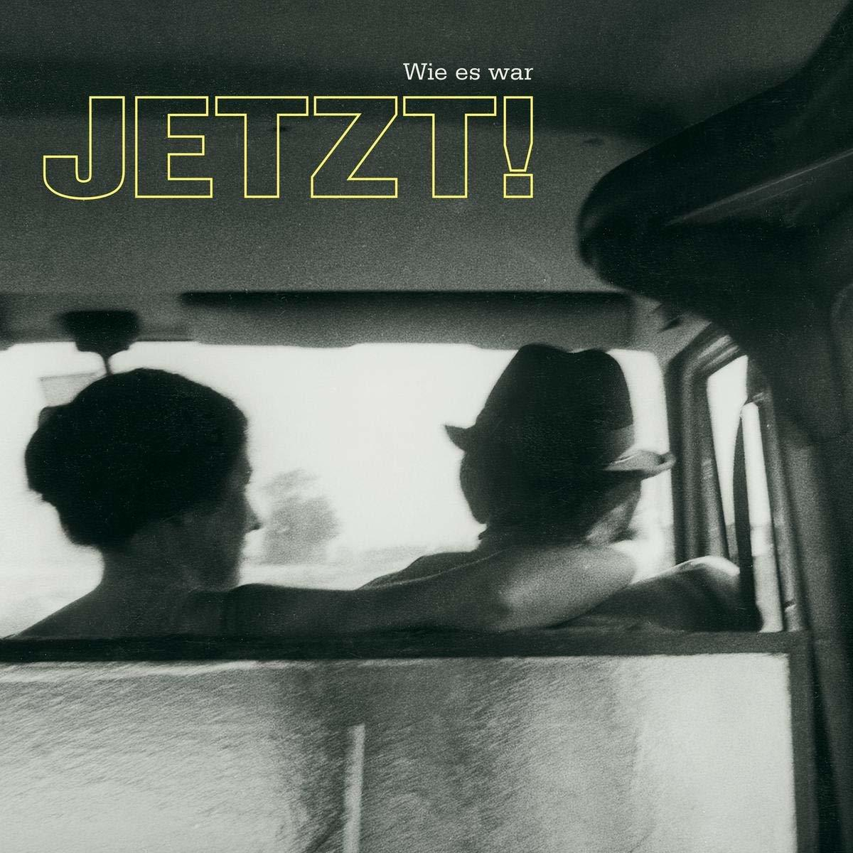 Bild mit zwei Personen im Auto, die aus dem Fenster schauen.