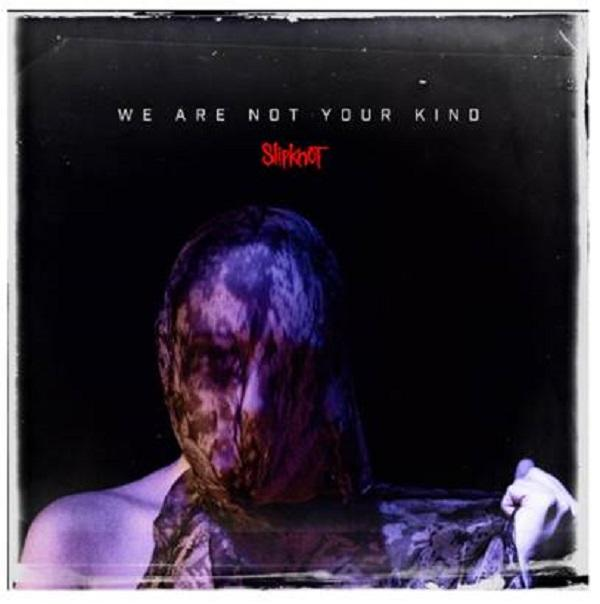 Slipknot-Albumcover. Eine Person mit Schleier, schwarzer Hintergrund und Bandname.