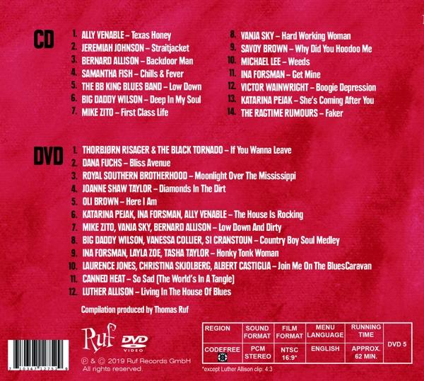 Rote und weiße CD/DVD-Hülle mit Titellisten.