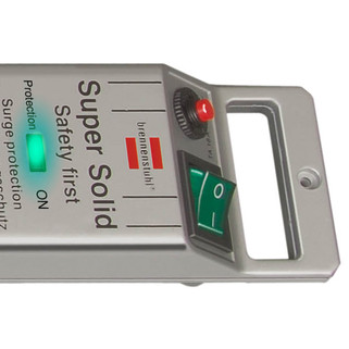 Silberne Steckdosenleiste mit Knöpfen und Lichtanzeige.