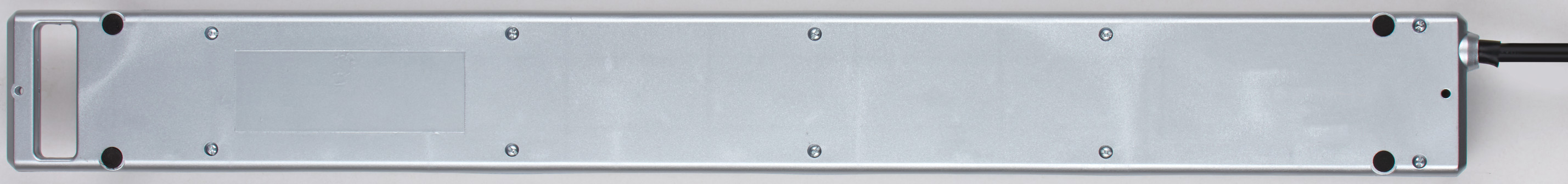 Eine silberne Steckdosenleiste mit mehreren Steckdosen und einem schwarzen Kabel.