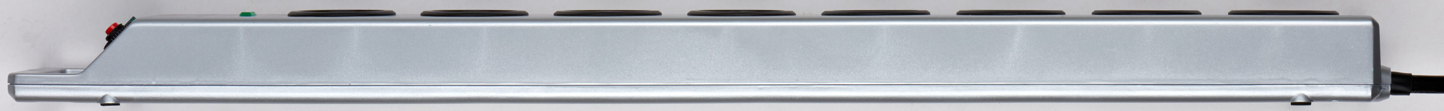 Silberne Steckdosenleiste mit mehreren Steckdosen und einem schwarzen Netzkabel. Der Hintergrund ist weiß.