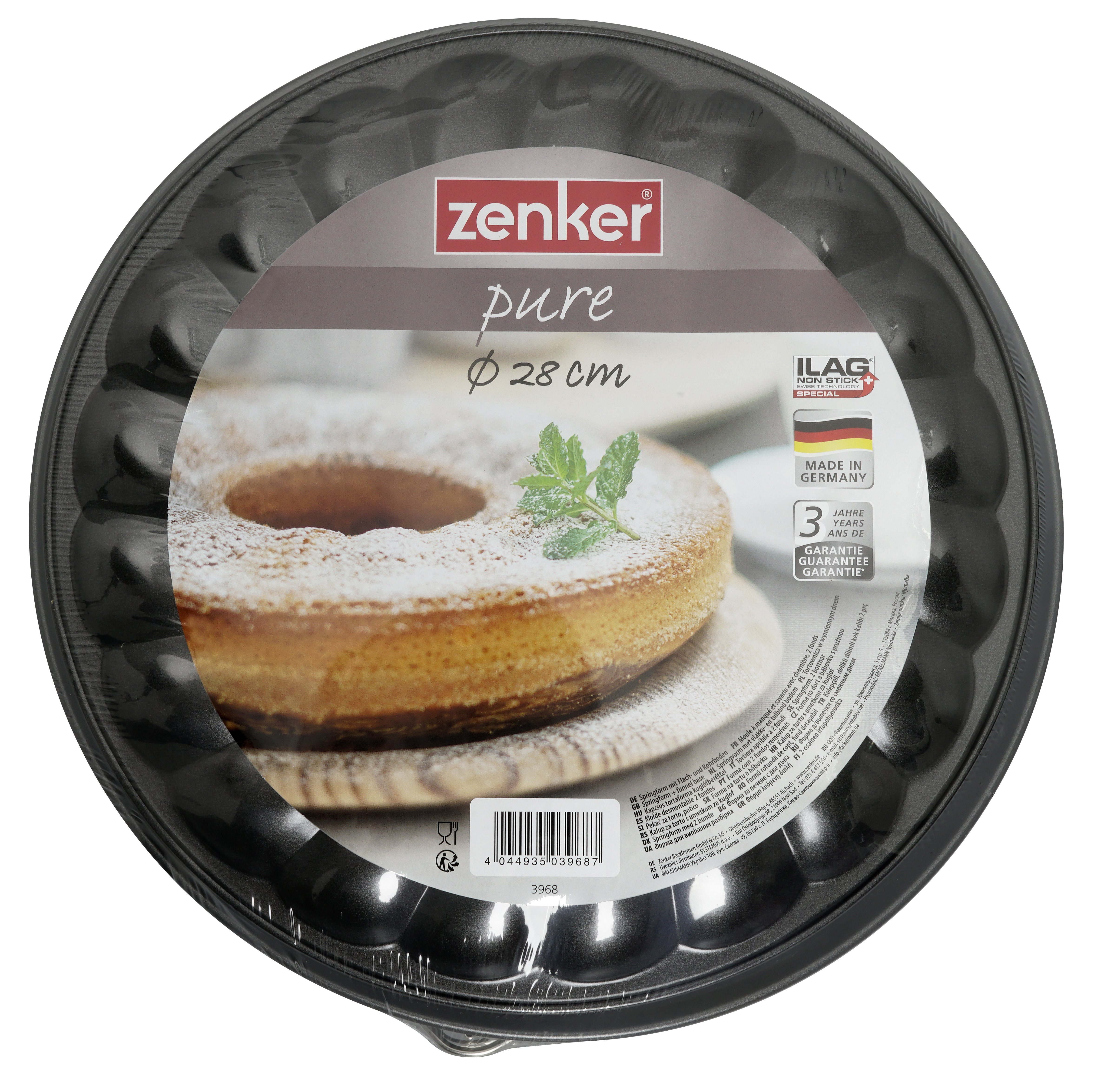 Schwarze Gugelhupf-Form mit Kuchen darin. Die Form ist rund mit geriffeltem Design. 'zenker pure' ist gedruckt.
