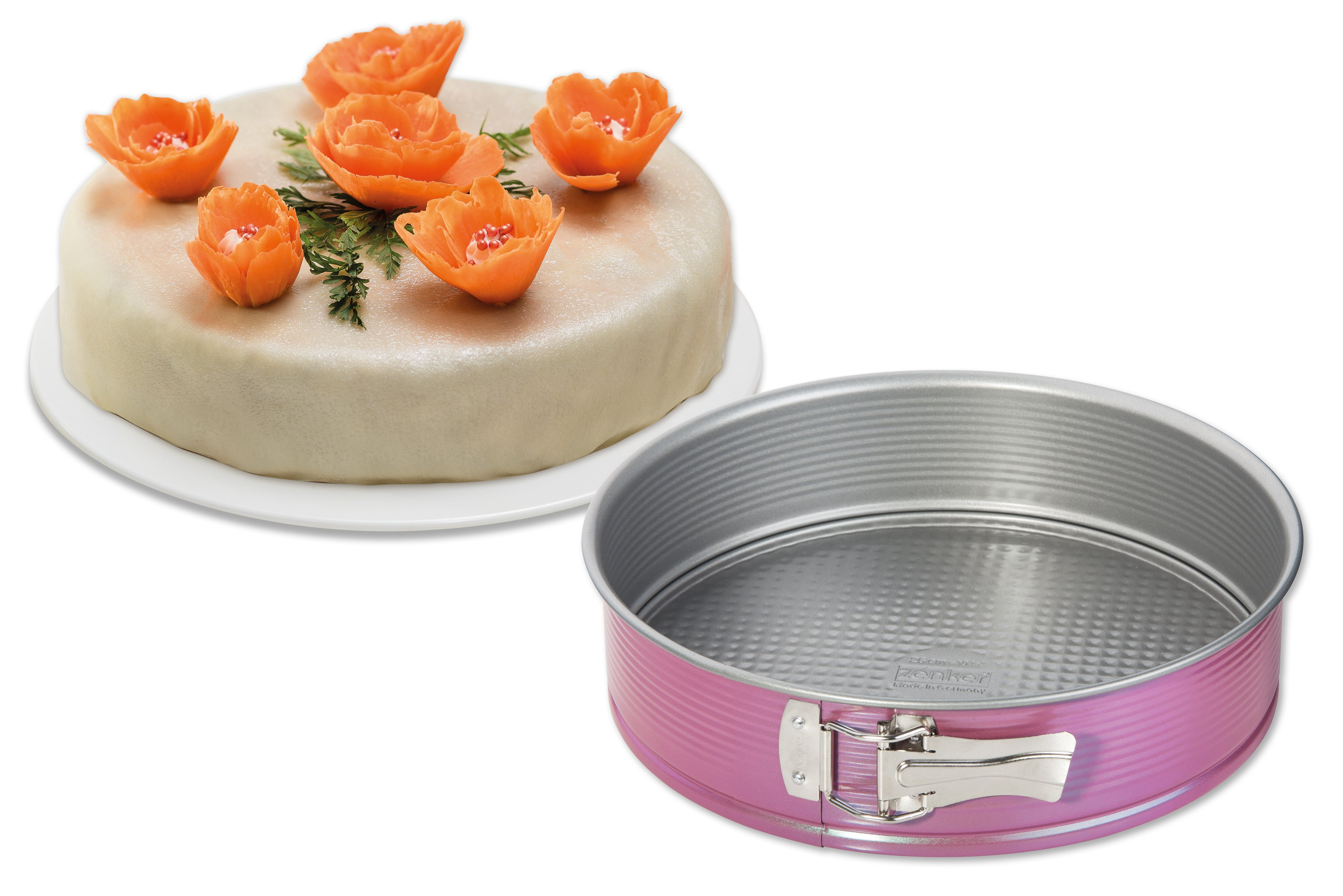 Kuchen auf einem Teller, mit orangefarbenen Blüten verziert, neben einer rosa Springform.