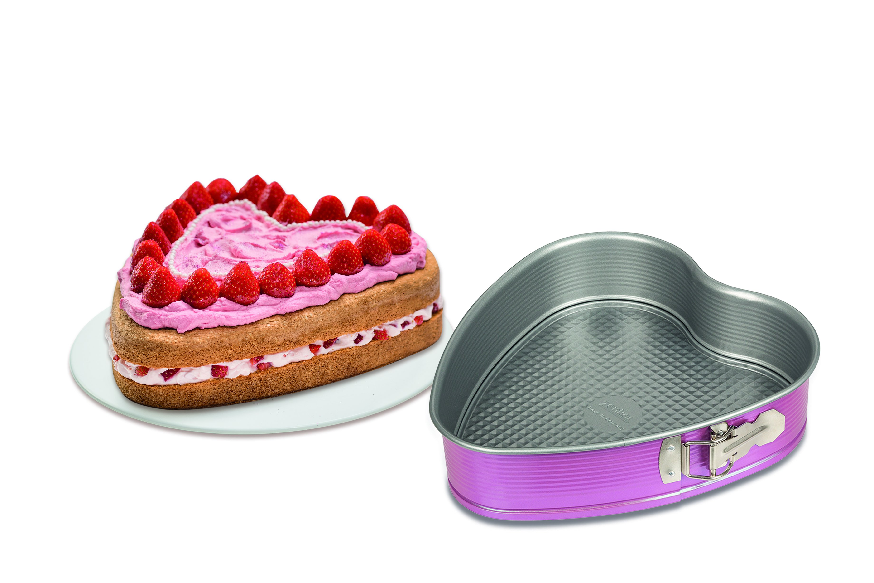 Herzförmiger Kuchen mit Erdbeeren und herzförmige Backform. Weißer Teller. Rosa Glasur und Kuchen.