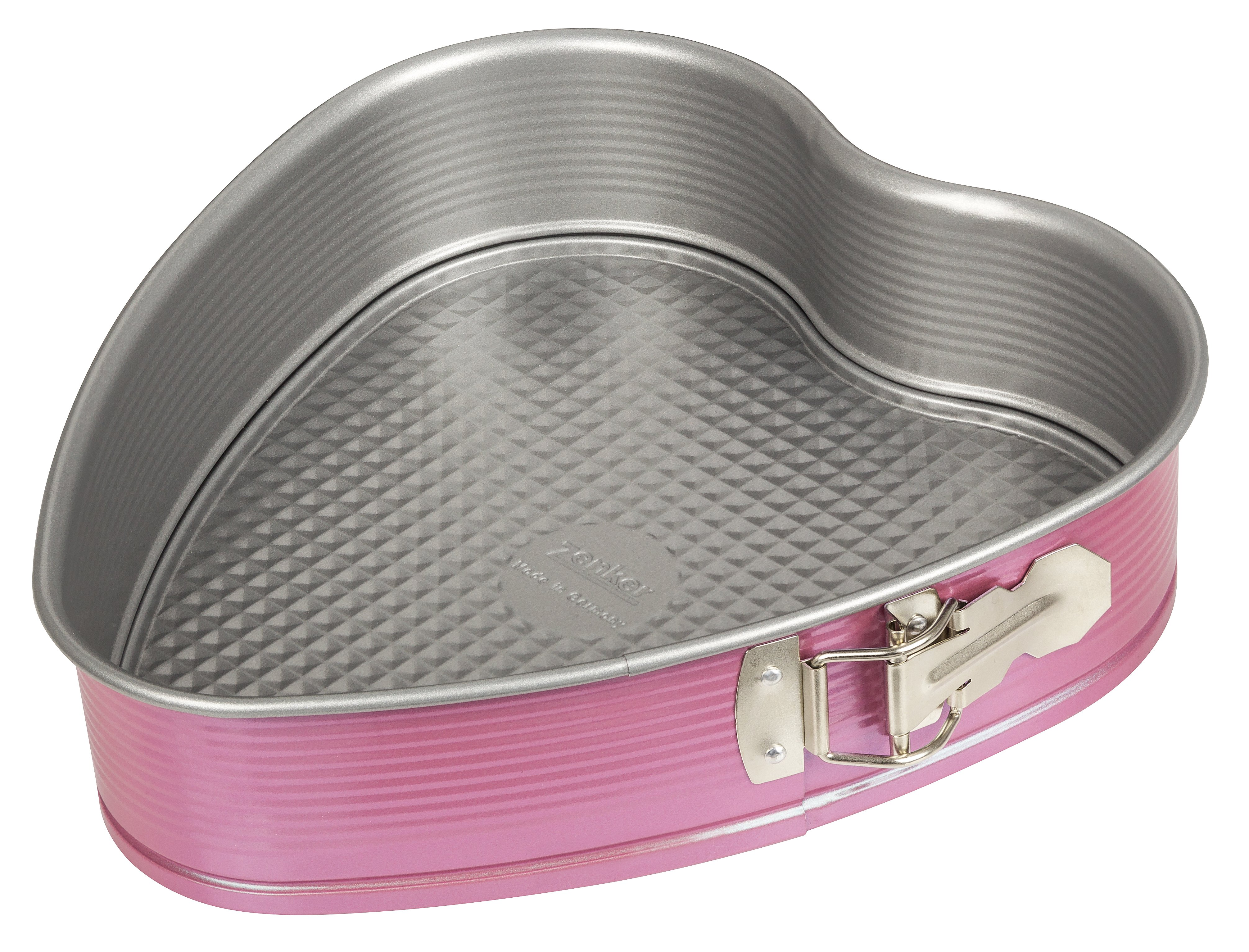 Eine rosa herzförmige Kuchenform mit silbernem Griff, auf weißem Hintergrund.