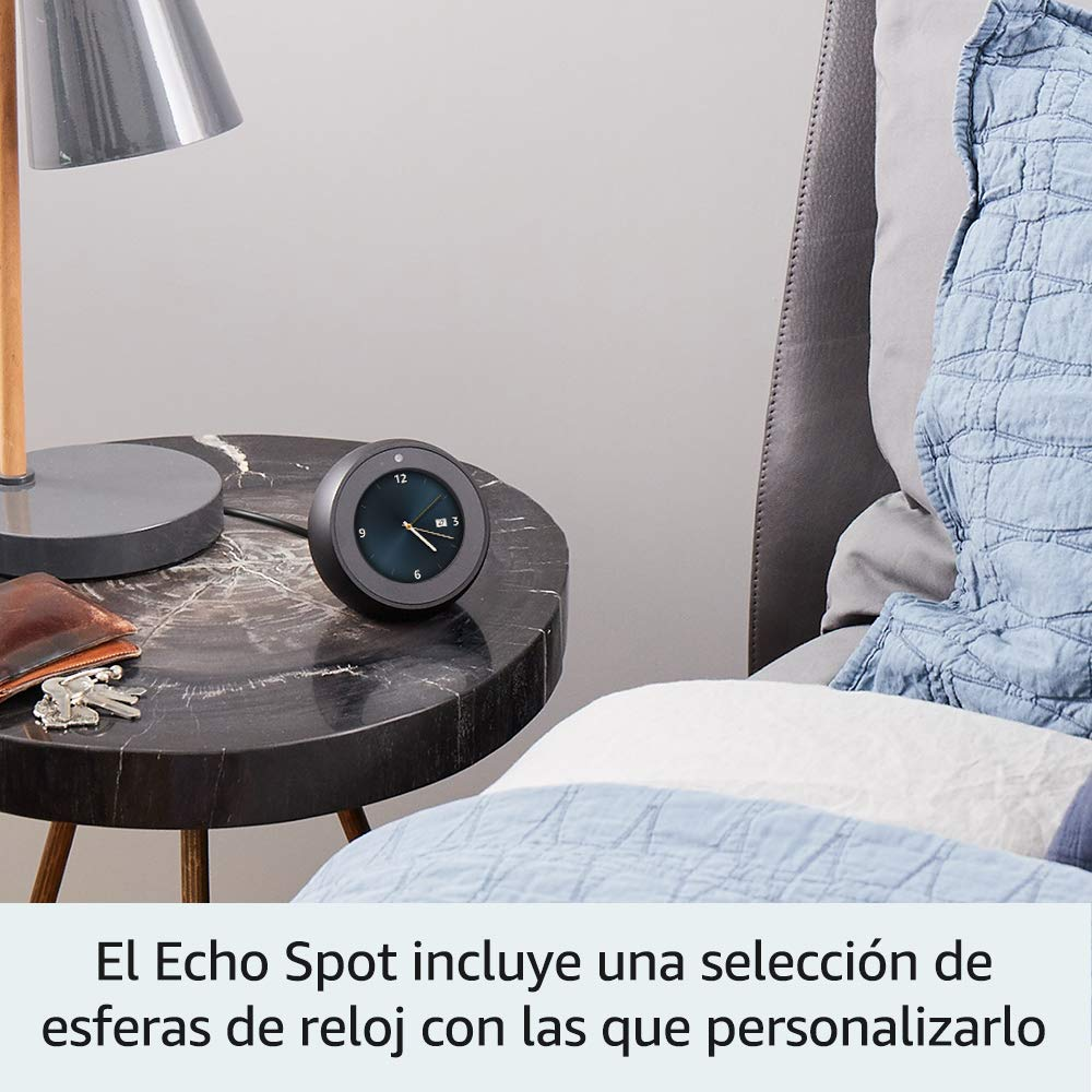 Un Echo Spot sobre una mesa. Se muestra una esfera de reloj. El texto está en español.