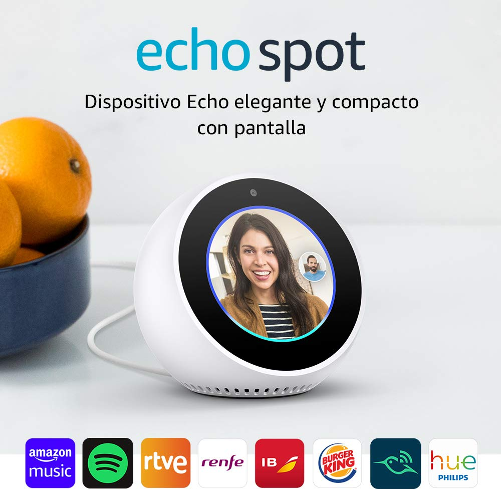 Echo Spot blanco, mostrando a una mujer en pantalla, con iconos de aplicaciones abajo.
