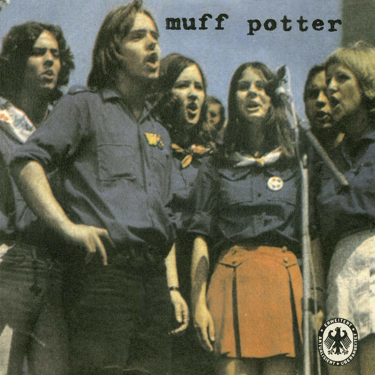 Band, die auftritt. Mehrere Leute singen. Eine Gruppe von Leuten steht vor einer Menge.