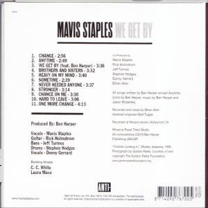 Rückseite des Albums 'Mavis Staples We Get By' mit Titelliste, Credits und Albumdetails.