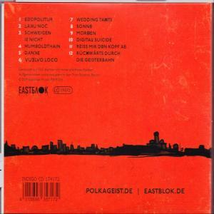 CD-Rückseite mit Titelliste. Roter Hintergrund und schwarze Silhouette einer Stadt.