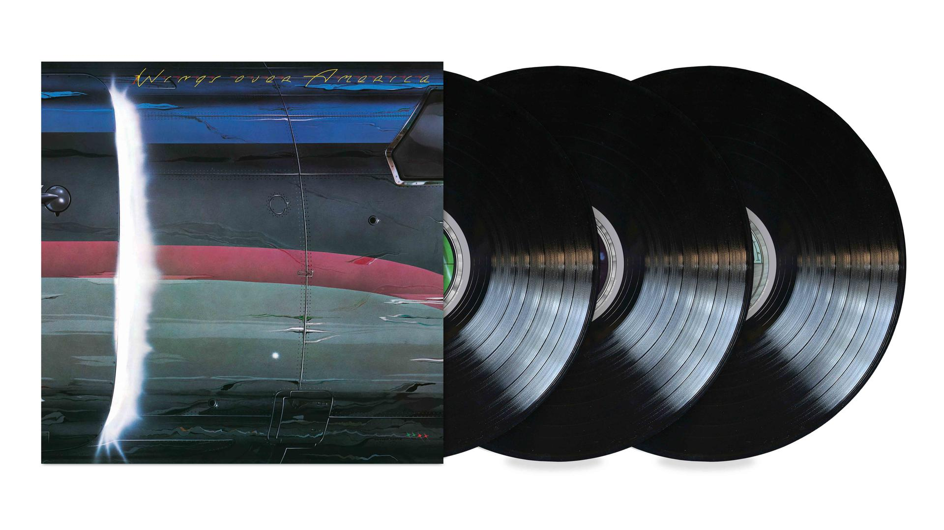 Pochette d'album et trois disques vinyles noirs. Pochette : 'Wings Over America' avec détail d'avion.