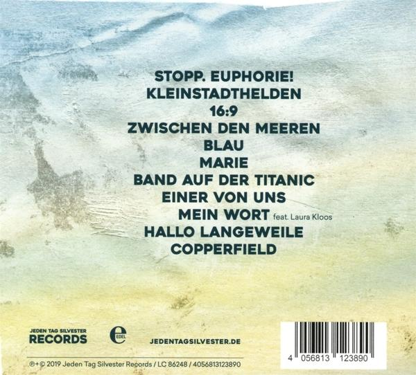 Albumcover mit Songtiteln auf Deutsch, hellblauer und weißer Hintergrund, Text.