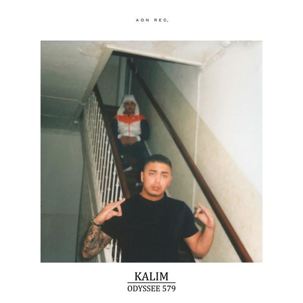 Albumcover mit zwei Männern auf einer Treppe. Einer ist im Vordergrund, der andere im Hintergrund.