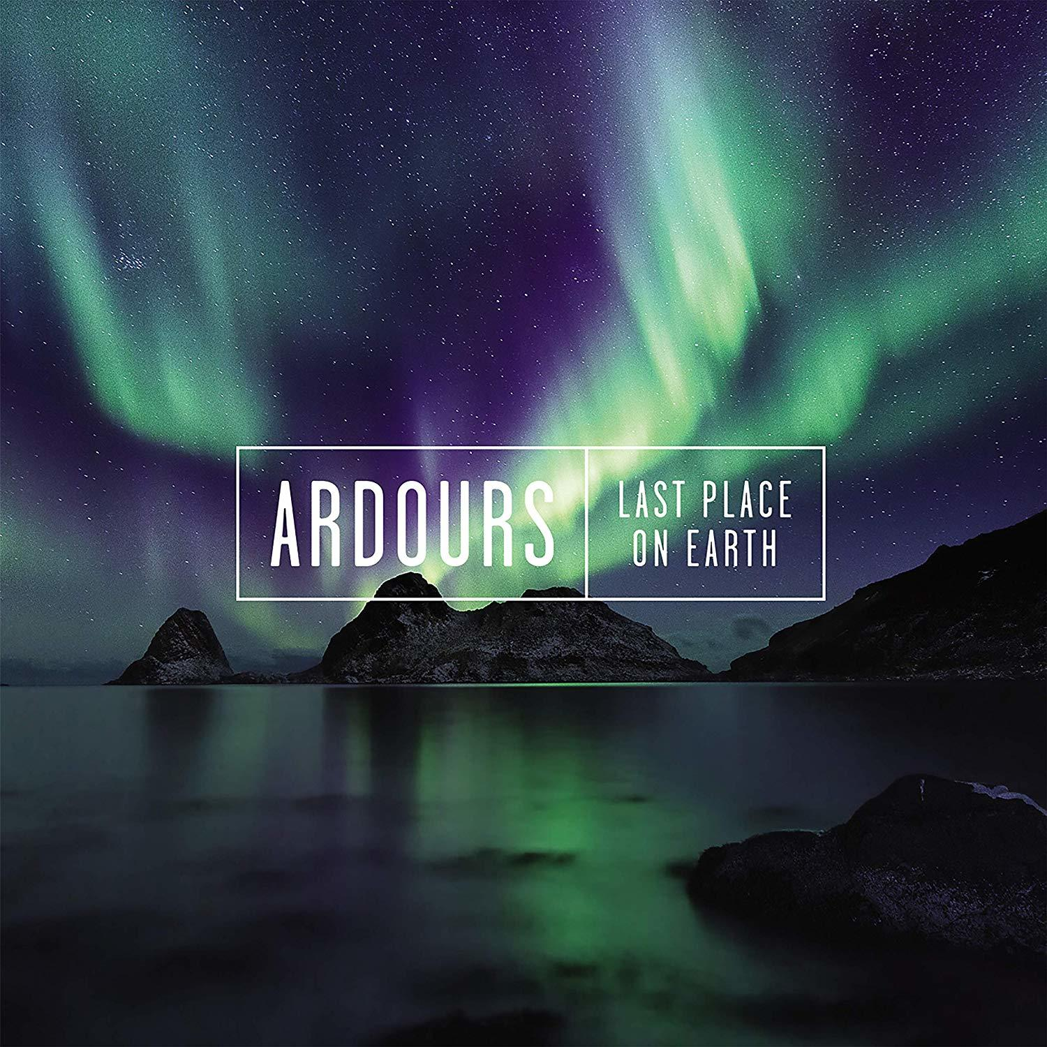 Albumcover. Nordlichter über einer dunklen Landschaft. Text: ARDOUURS LAST PLACE ON EARTH. Lila und grün.