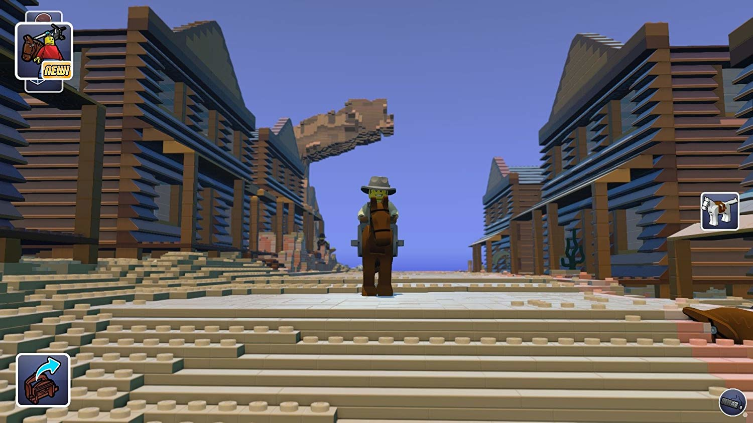 Lego-Western-Szene mit Gebäuden, einer Figur und blauem Himmel.