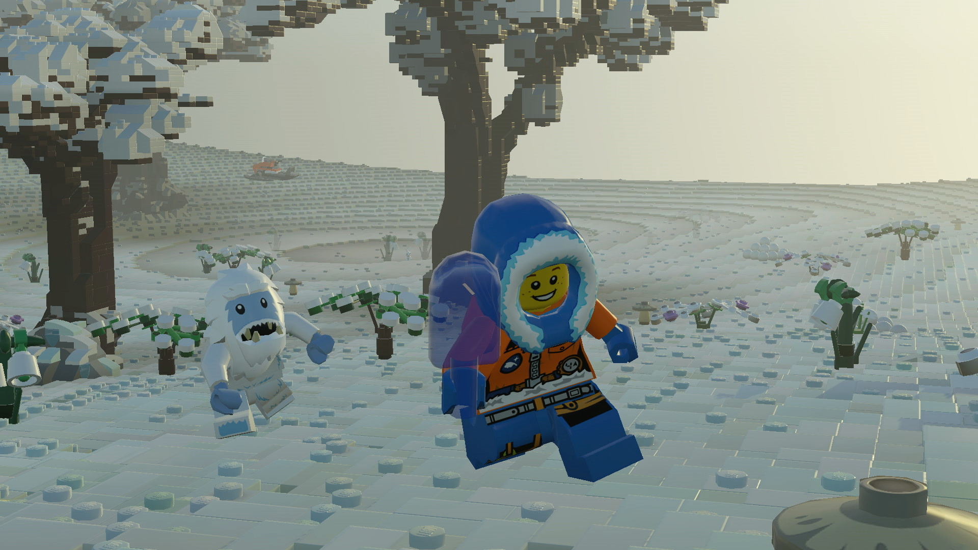 LEGO-Figur, die vor einem Yeti in einer verschneiten Landschaft rennt, mit Baum und Schnee im Hintergrund.
