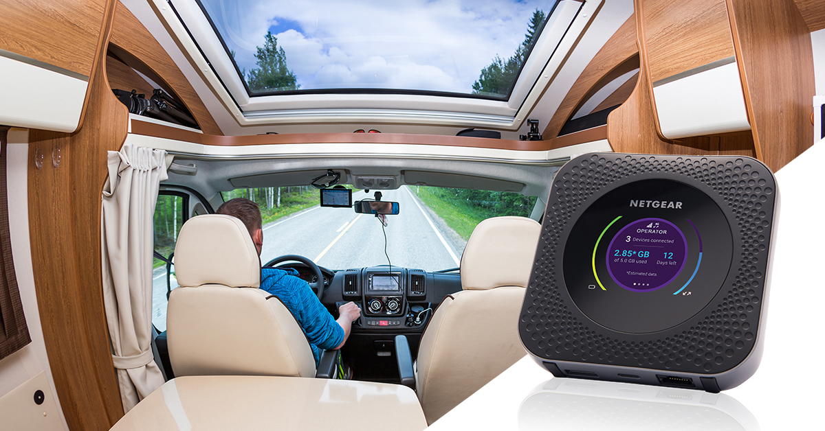 Ein Mann fährt ein Wohnmobil, ein NETGEAR Router ist sichtbar.