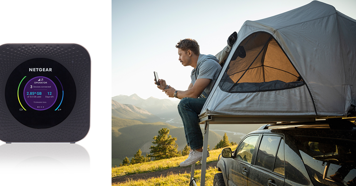 Ein mobiles Hotspot-Gerät von NETGEAR und ein Mann, der draußen vor einem Zelt ein Tablet benutzt.