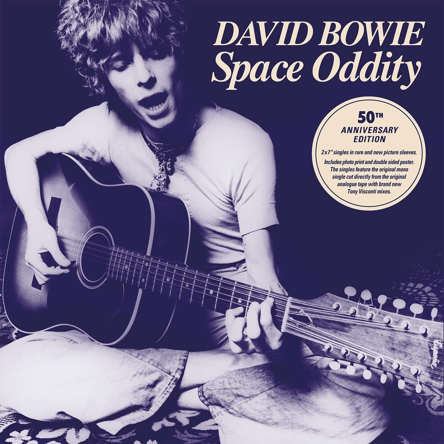 David Bowie Albumcover. Bild von David Bowie mit Gitarre. Text: Space Oddity, 50th Anniversary Edition.
