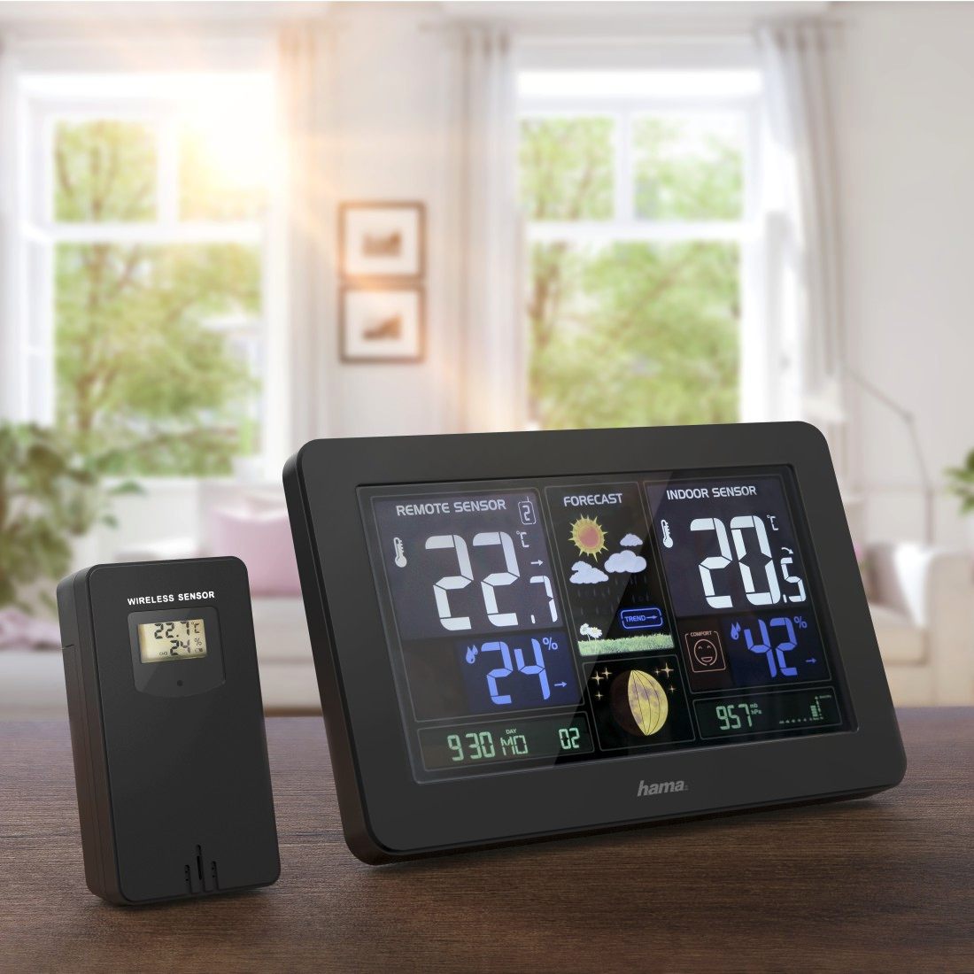 Stazione meteorologica nera che mostra temperatura e previsioni, con sensore wireless.