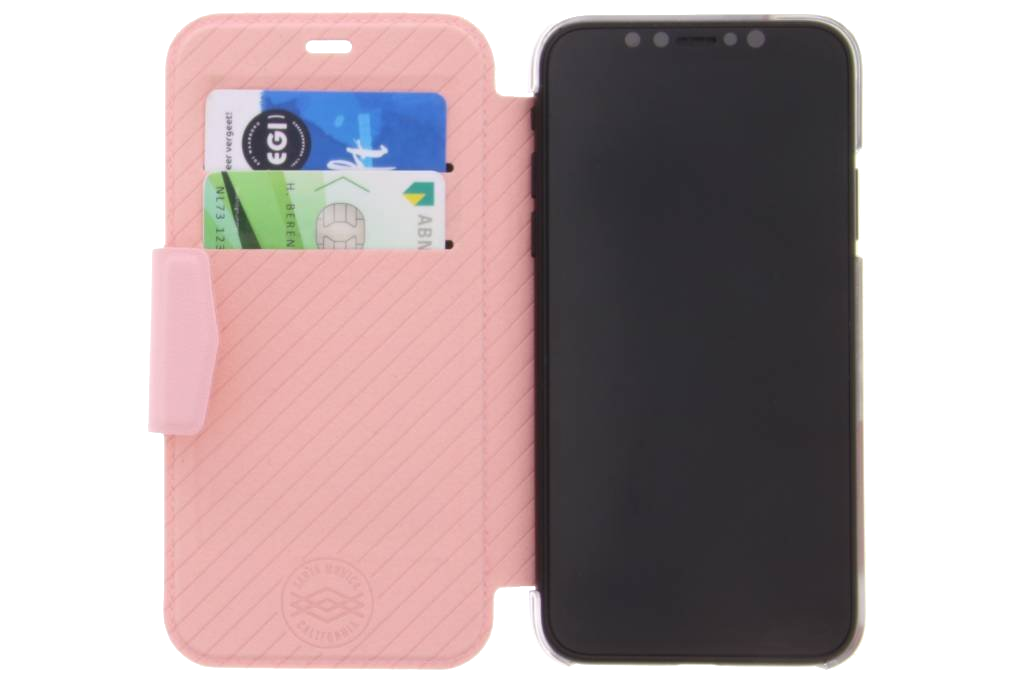 Nyitott rózsaszín telefontok hitelkártyákkal és fekete képernyővel.