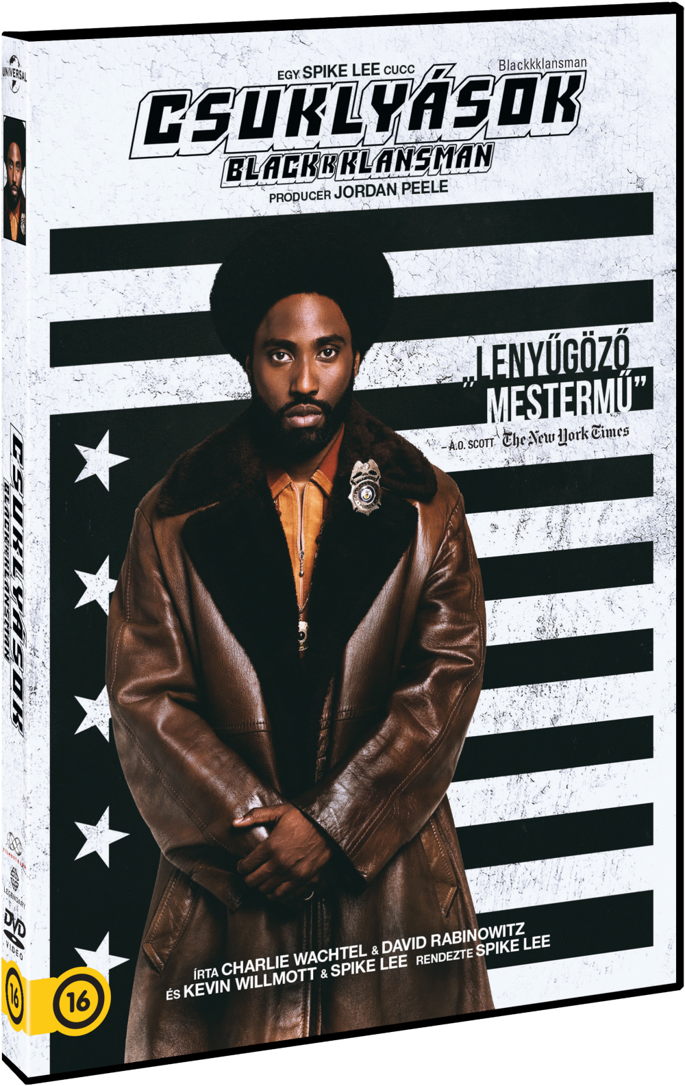 DVD tok: BlackkKlansman, egy férfi barna kabátban, csillagok. Szöveg magyarul. "LENYŰGÖZŐ MESTERMŰ".