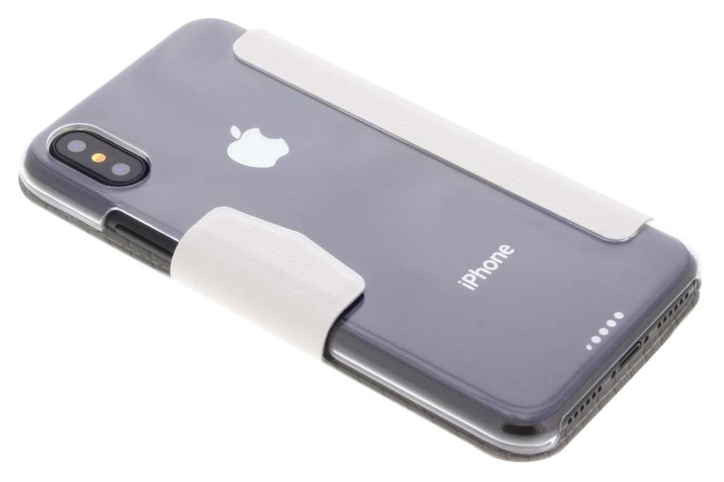 iPhone X átlátszó tokban fehér pánttal. A telefon átlósan van megdöntve.