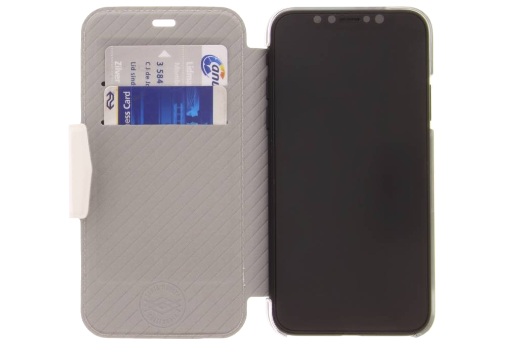 Egy szürke telefontok telefonnal és két hitelkártyával benne. Nyitva.