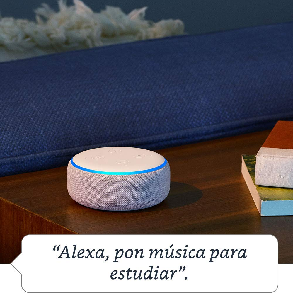 Altavoz inteligente blanco con luz azul, en una mesa. Texto en español. Fondo suave.