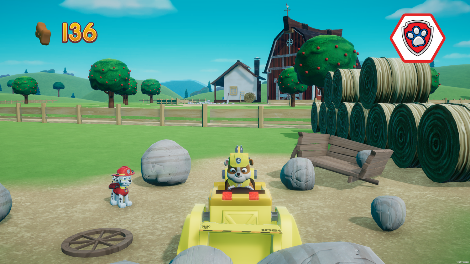 Paw Patrol-Charaktere in einem Videospiel. Rubble fährt ein Fahrzeug auf einer Farm. Punktestand 136.