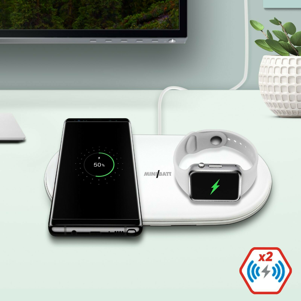 Telefon és óra vezeték nélküli töltőpadon töltődik. Zöld felület van.