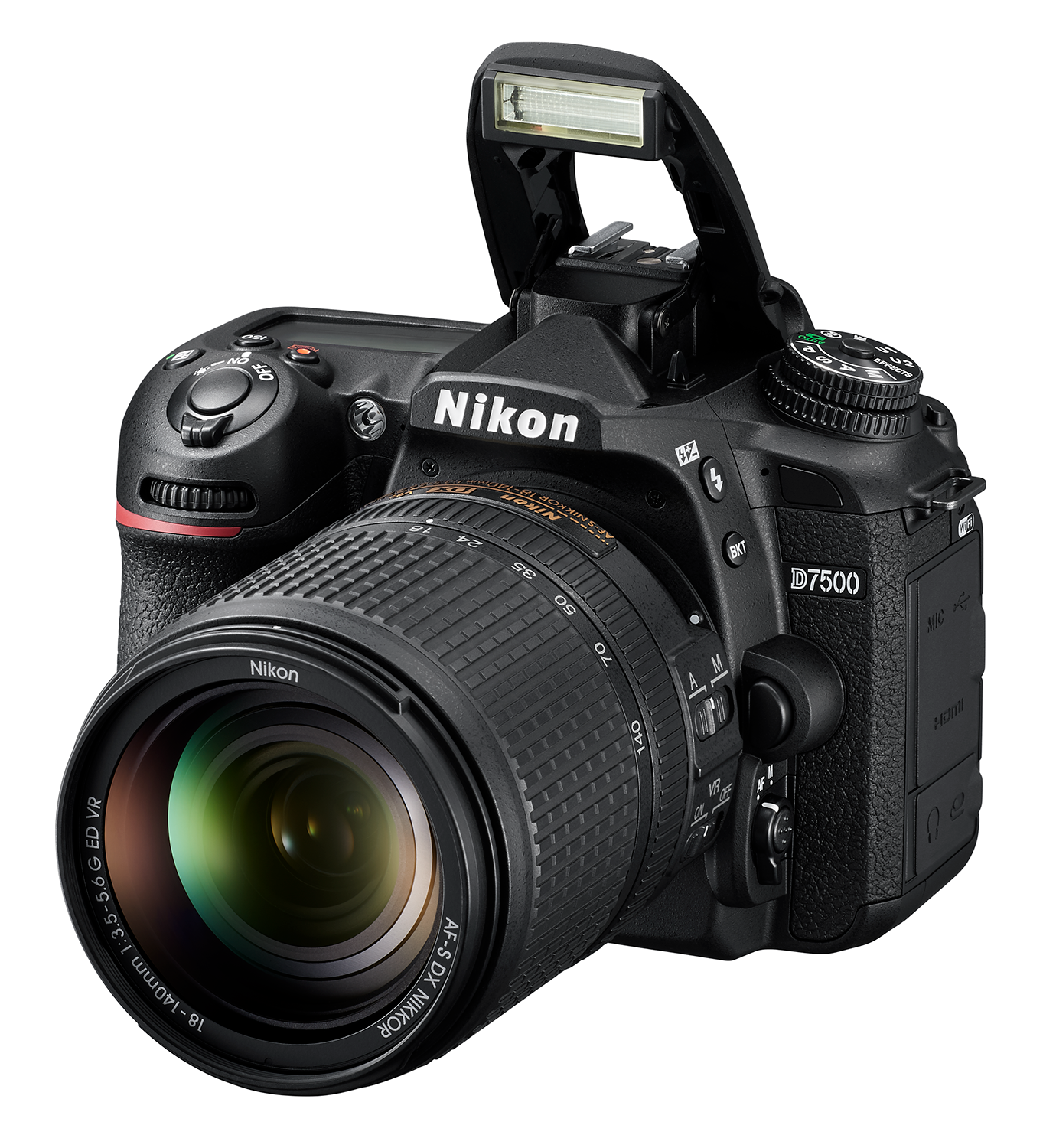 Een Nikon D7500 camera met een lens en flitser. De camerabody is zwart en heeft knoppen en draaiknoppen.