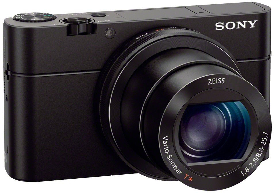Schwarze Sony-Kamera mit Objektiv und dem Wort ZEISS. Die Kamera steht auf weißem Untergrund.