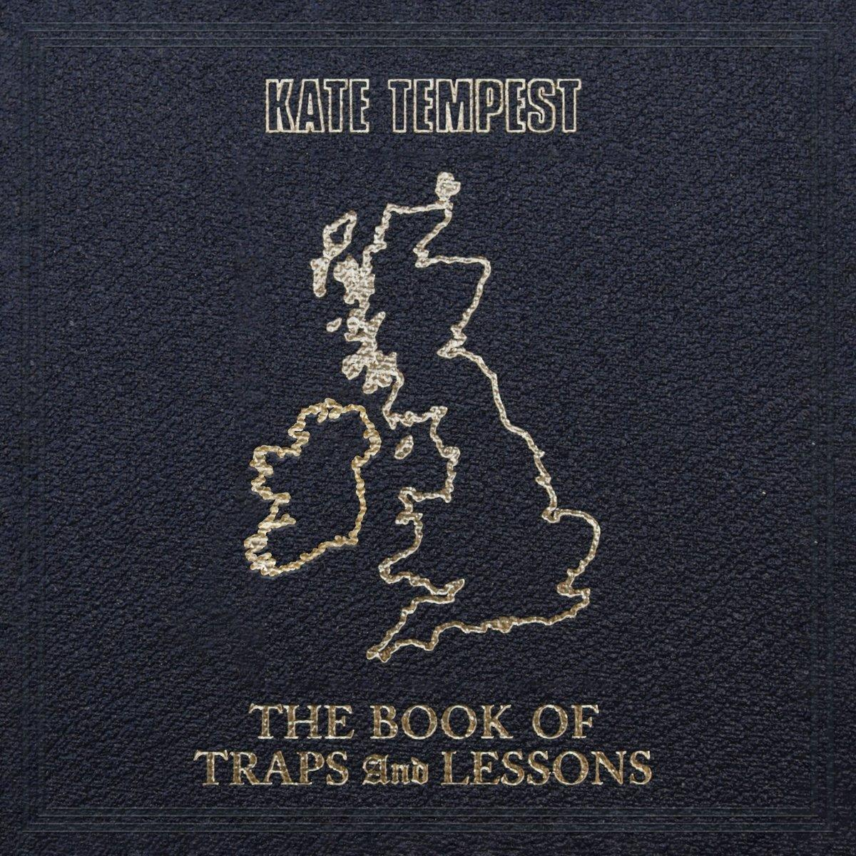Couverture du livre de Kate Tempest : The Book of Traps and Lessons. Contour doré du Royaume-Uni sur une couverture bleu foncé.