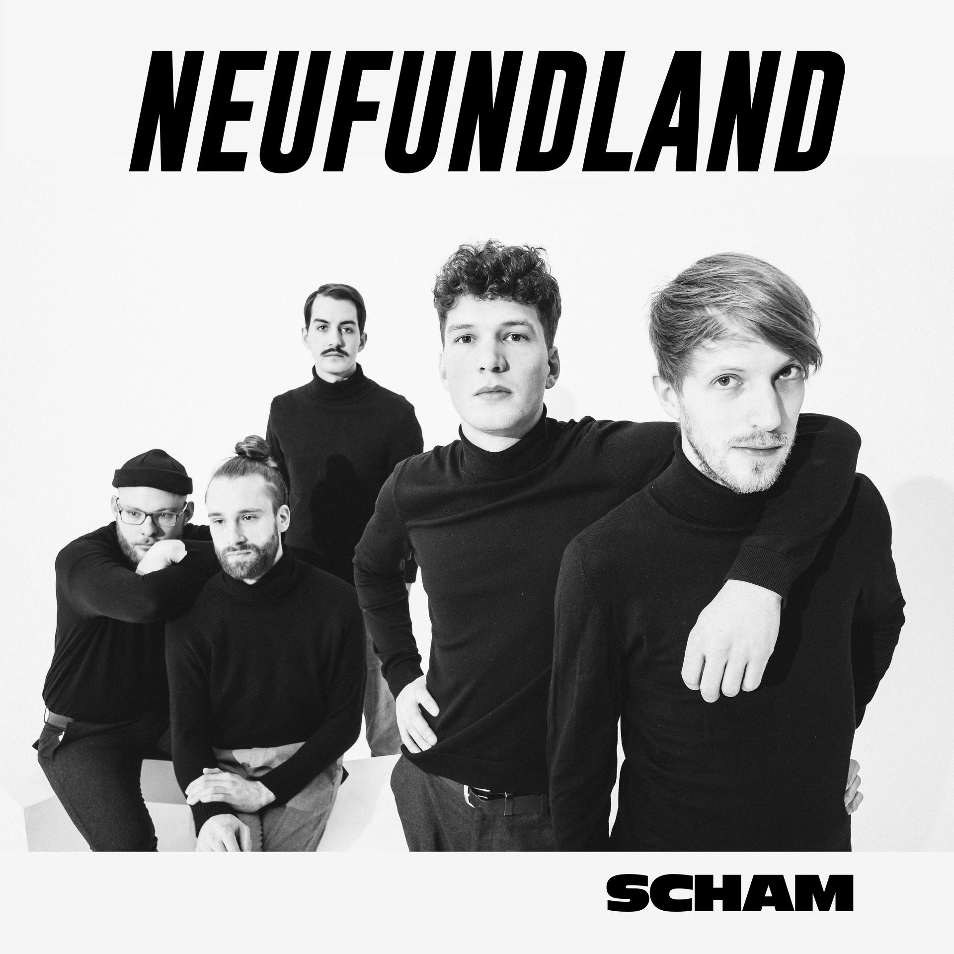 Schwarzweißfoto einer Band. Das Wort NEUFUNDLAND steht über ihren Köpfen, SCHAM darunter.