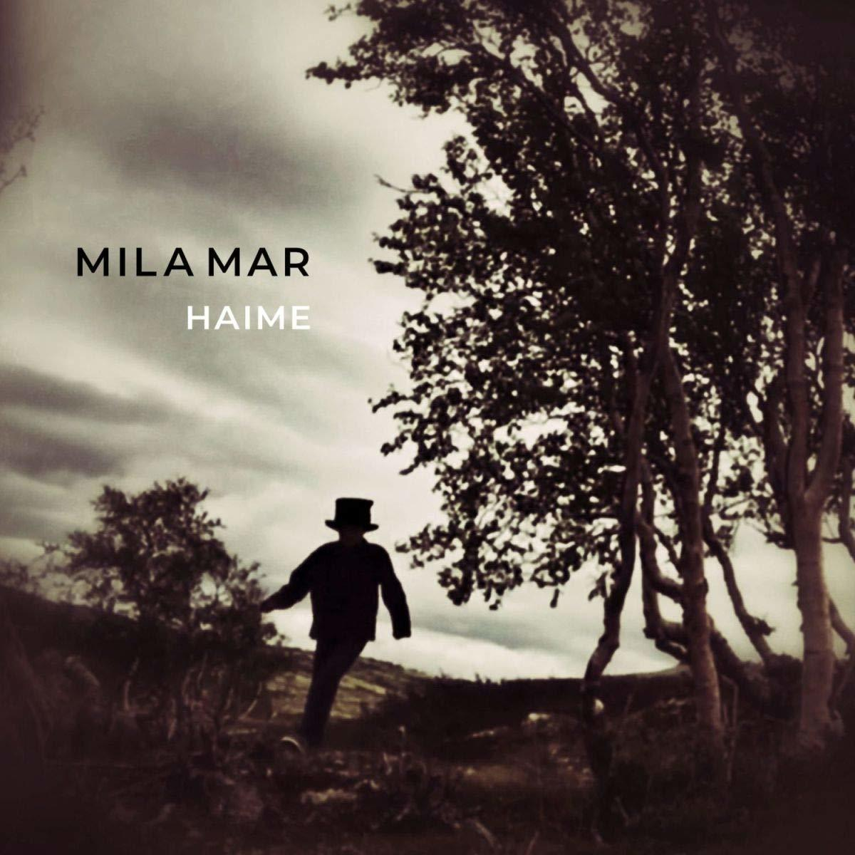 Mila Mar Albumcover, eine Silhouette, die auf Bäume zugeht, unter einem bewölkten Himmel.