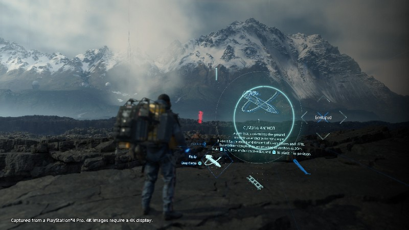 Persona en paisaje futurista, mirando texto holográfico en la pantalla.