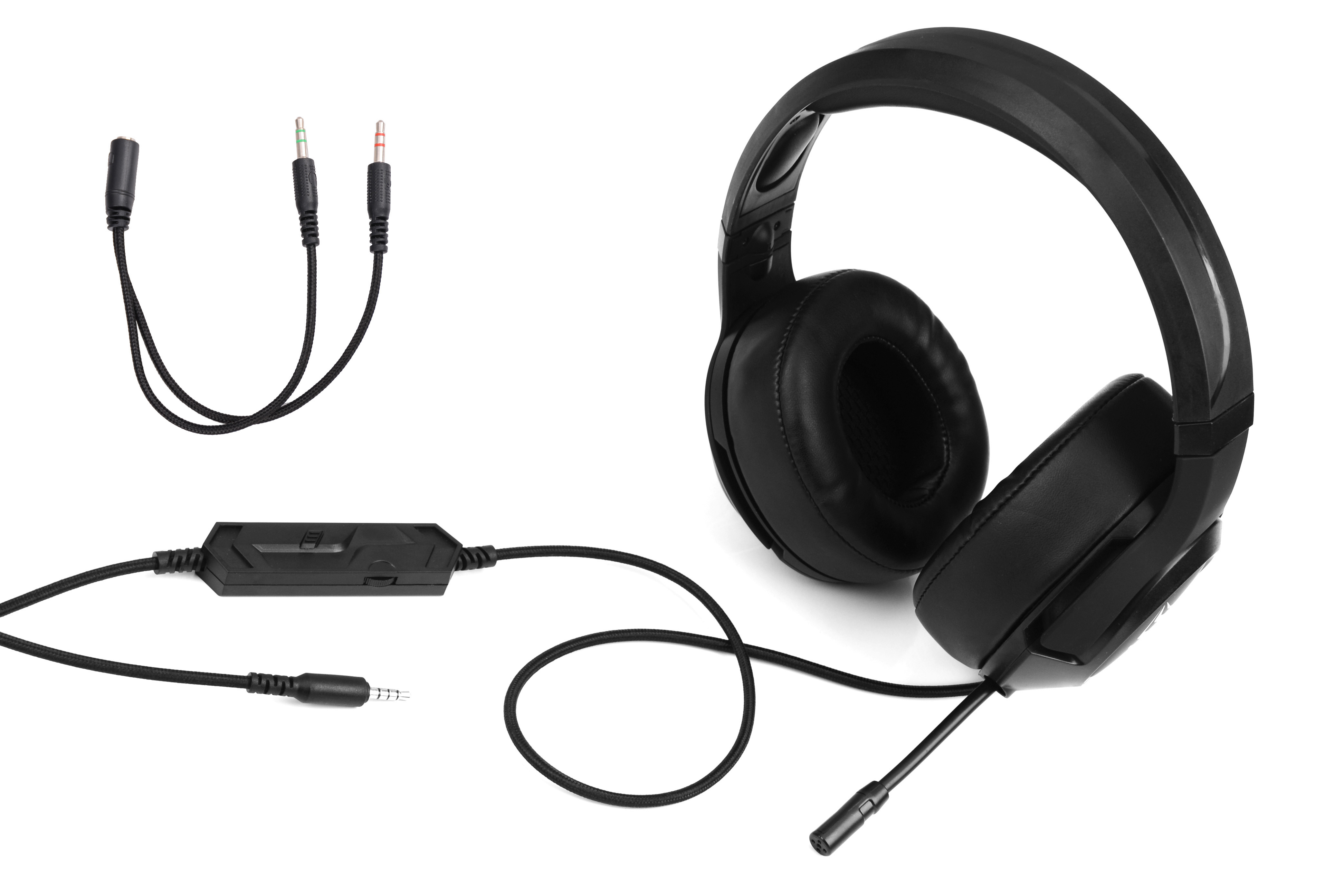Schwarzes Gaming-Headset und Kabel mit Anschlüssen auf Weiß.