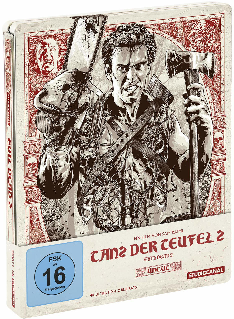 Evil Dead 2 Filmplakat: Mann mit Kettensäge und Axt, blutiger Hintergrund.
