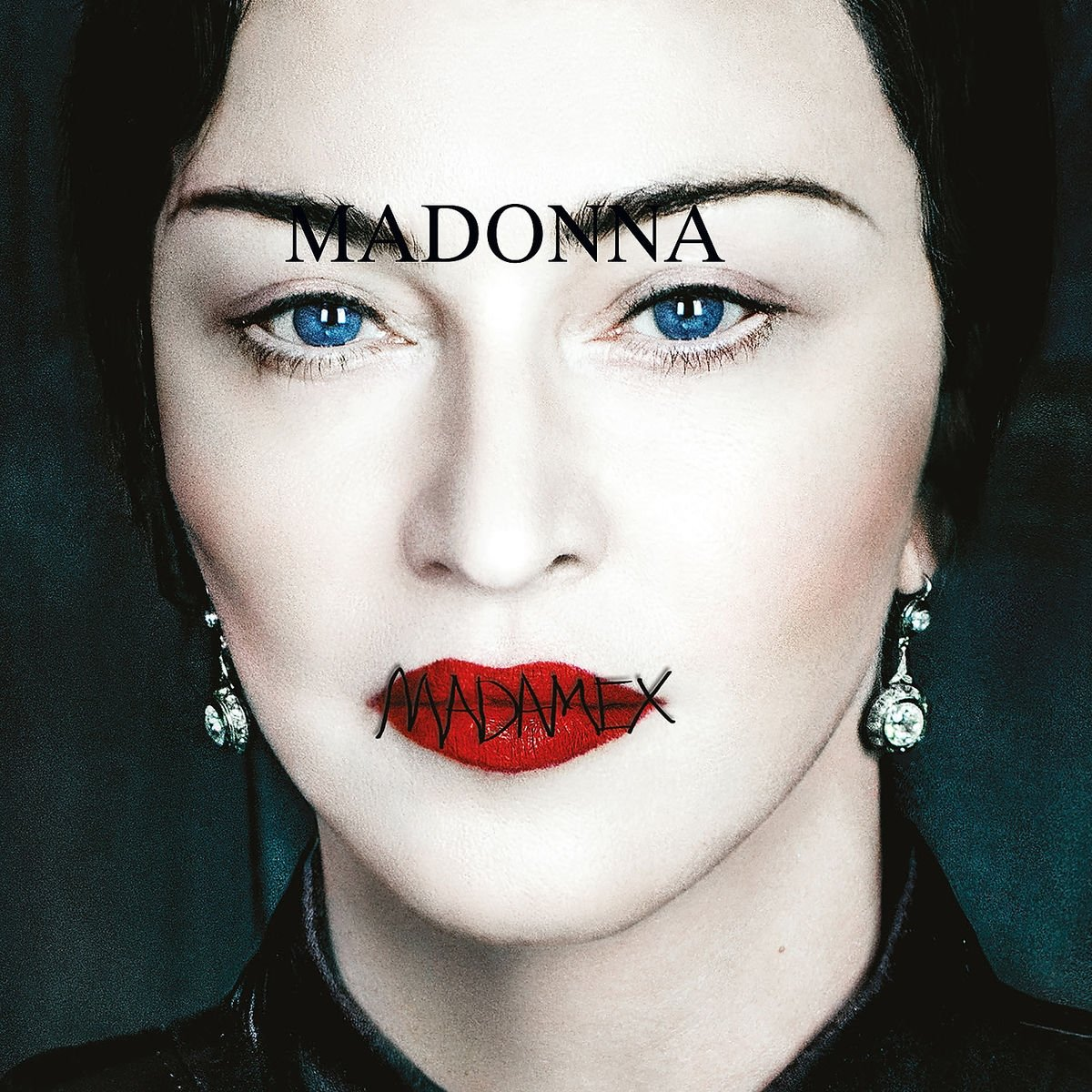 Pochette de l'album Madonna, gros plan de Madonna avec texte sur le visage et la bouche.