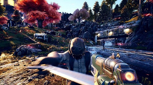 Perspectiva en primera persona de una persona con un arma en una escena de juego.