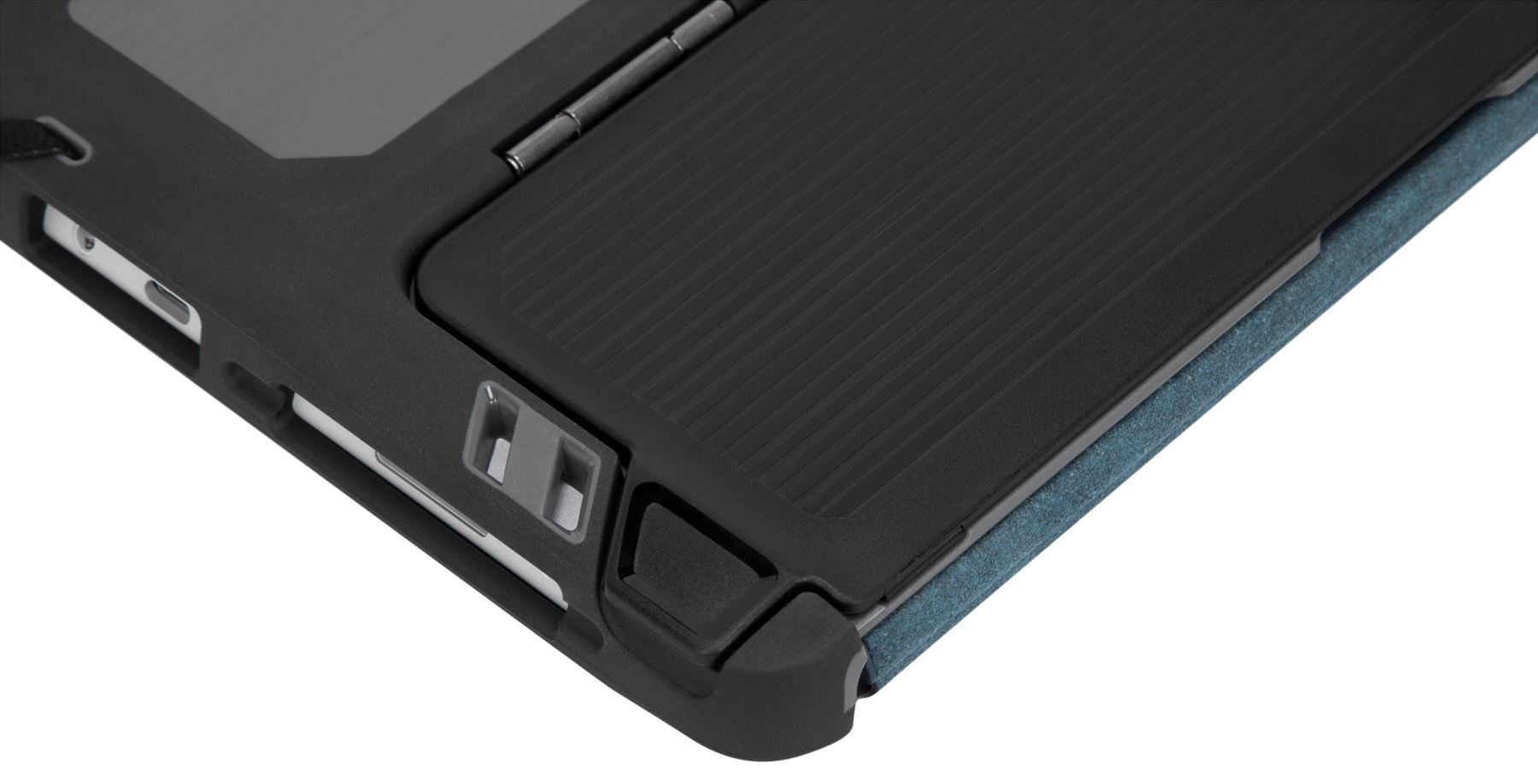 Primer plano de una funda de iPad, parcialmente abierta. Negro con tela azul y borde gris.