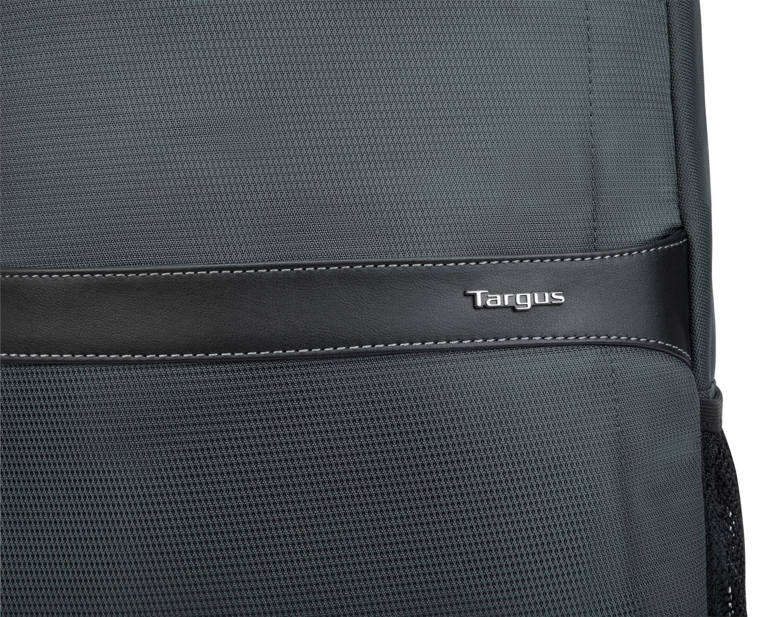 Primer plano de una sección gris de mochila Targus. Franja de cuero negro con el logo Targus.