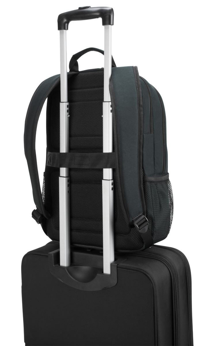 Mochila negra sobre maleta negra con asa plateada.