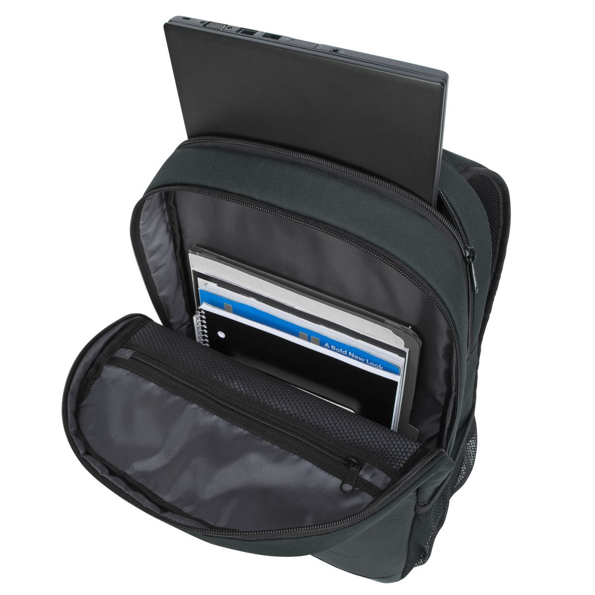 Una mochila con una computadora portátil y cuadernos dentro, con un bolsillo de malla, sobre blanco.