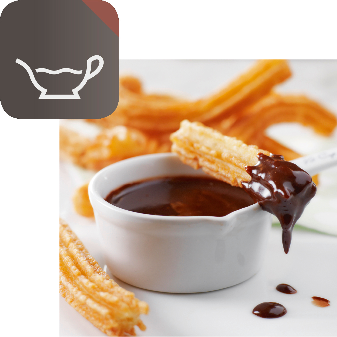 In Schokoladensauce getauchter Churro. Weiße Schüssel mit Sauce, verschwommener Hintergrund.