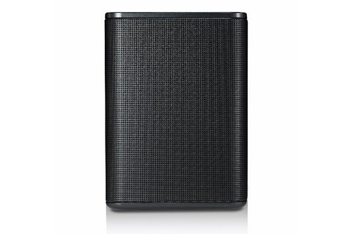 Altavoz negro con rejilla frontal sobre fondo blanco, presentando un diseño elegante y minimalista.